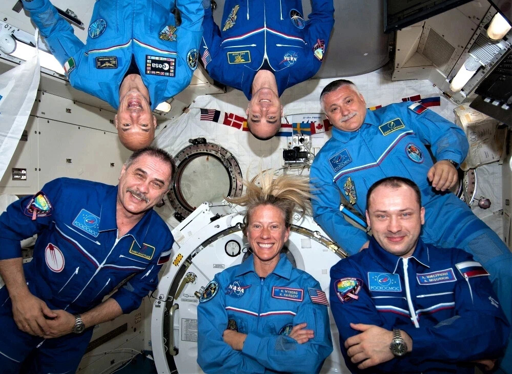 Работа космонавтов находящиеся сейчас в космосе. Экипаж МКС сейчас на орбите. Экипаж Космонавтов на МКС сейчас. Астронавты на МКС.