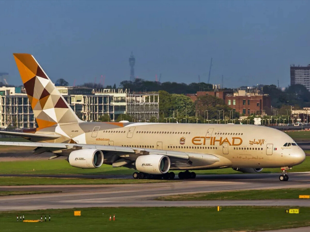 Вместимость а380. Airbus a380. Эйрбас 380. Самый большой Аэробус а380. Airbus a380 Plus.