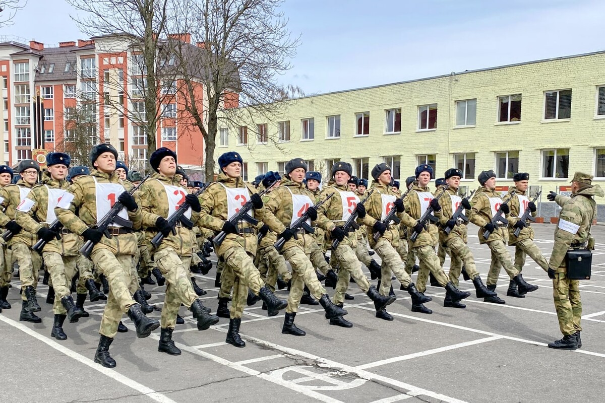 Военнослужащие