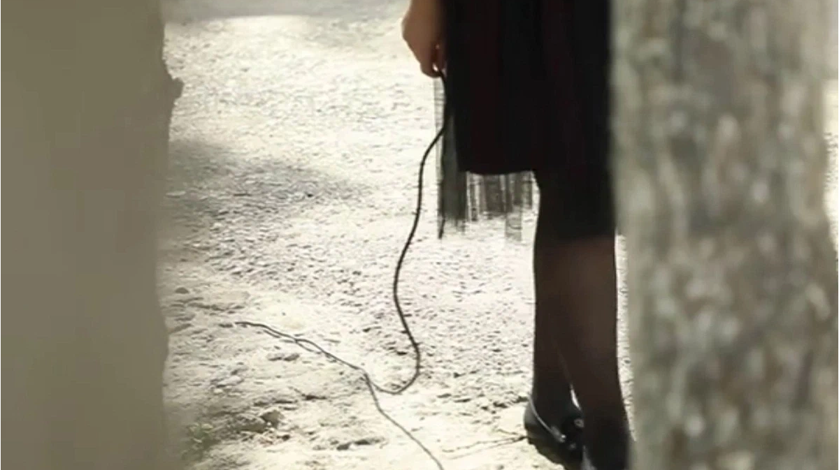 Женщина описалась. Держит над пропастью. Девка не выдержала. Девка не выдержала. Мужчина несет женщину на пляже.