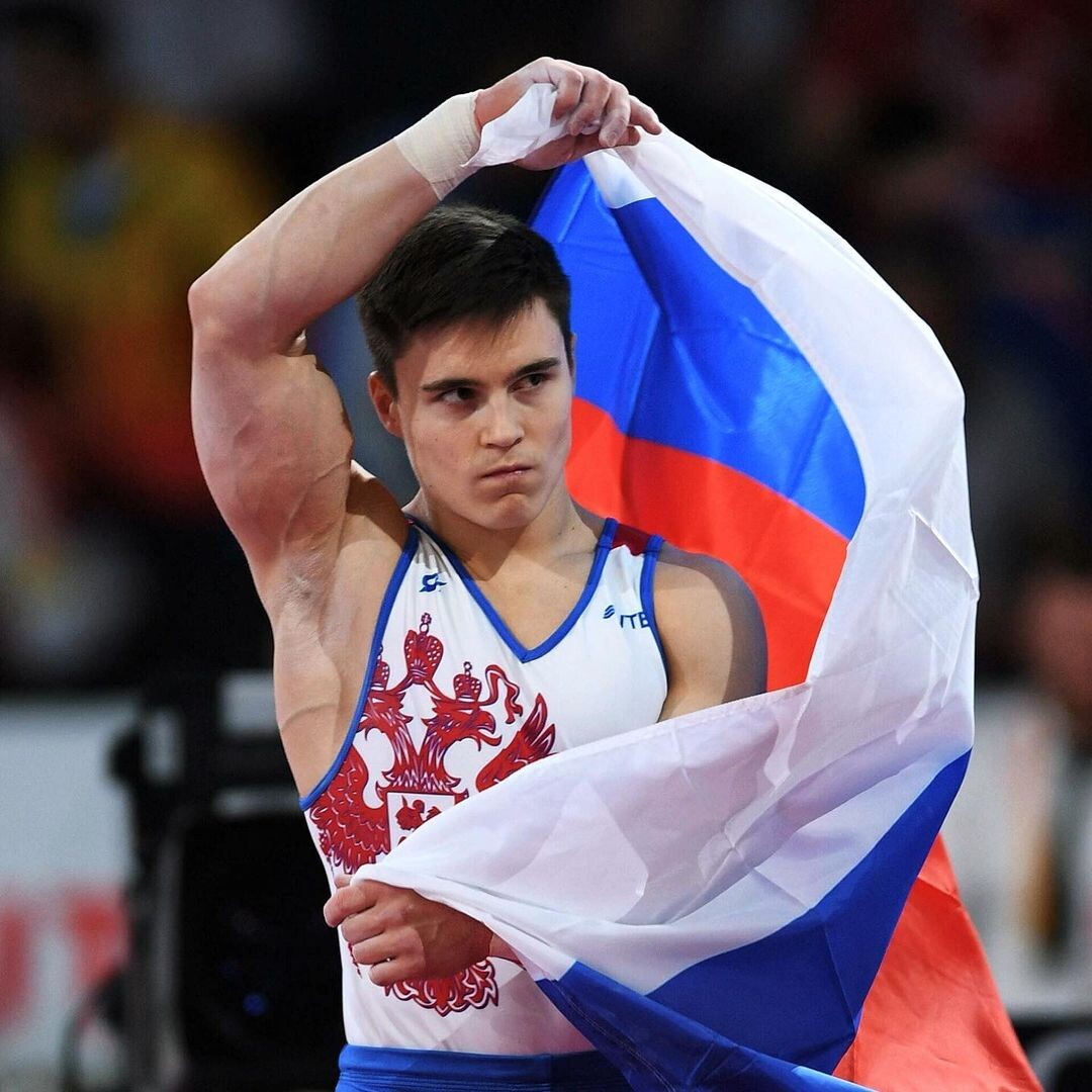 Спортсмен с российским флагом