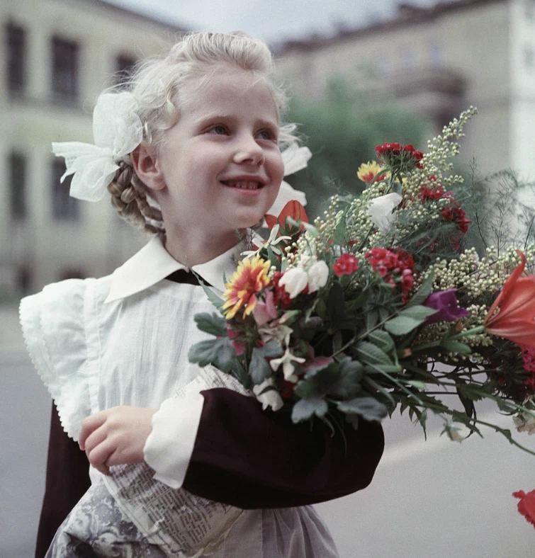 Первое сентября советские. Первоклассница. Первоклассница СССР. Советские школьники. Букет для первоклассницы.