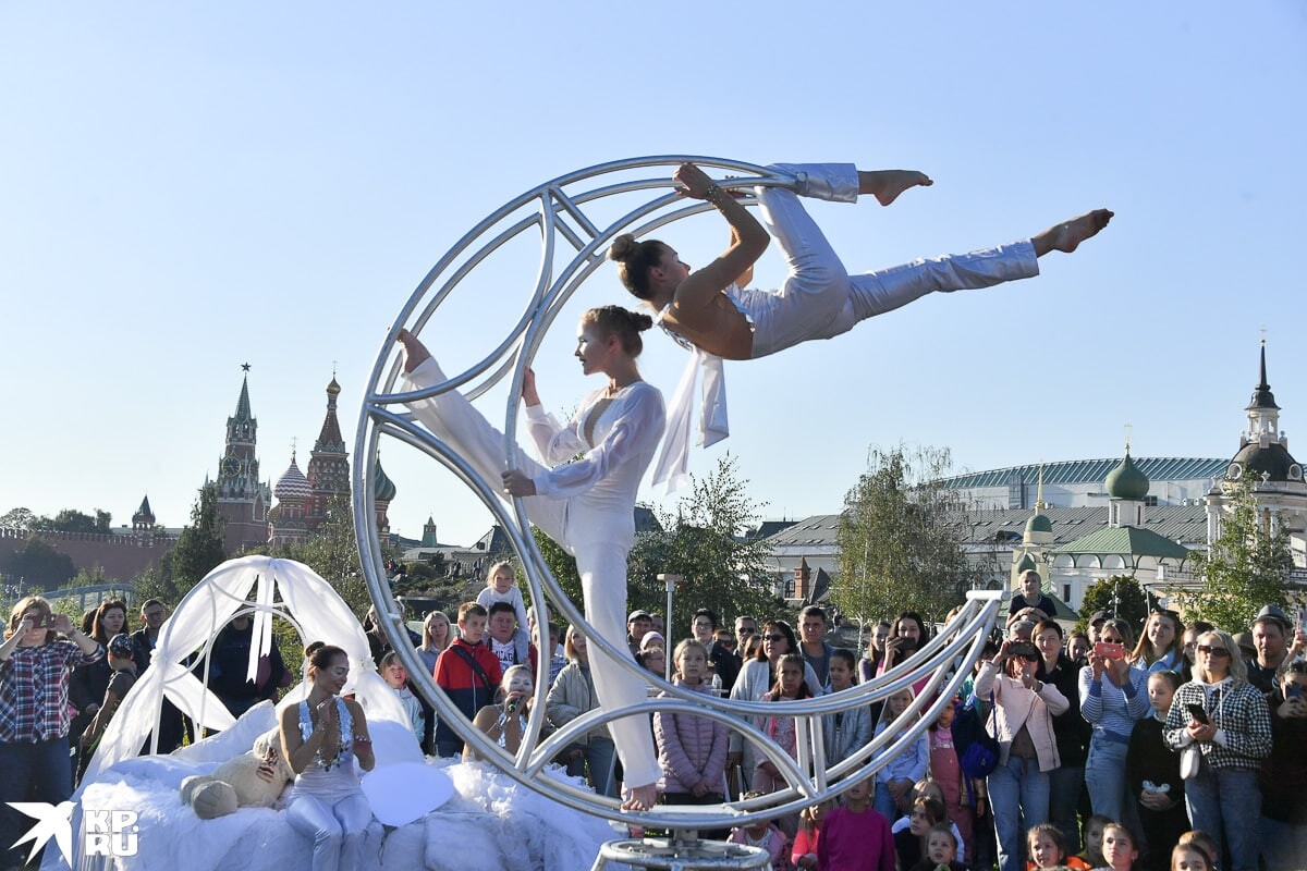 День москвы 20 20. Москва днем. Тверская день города. С днем города. С днем города Москва.