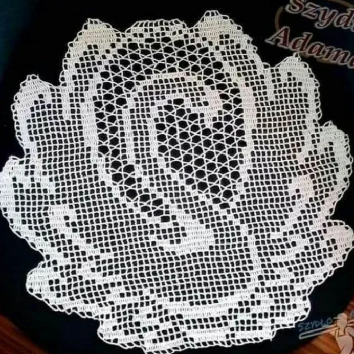 Схема салфетки лебеди. Салфетка лебедь филейное вязание крючком. Вязаные салфетки с лебедями. Салфетка с лебедями крючком. Филейная салфетка крючком лебедь.