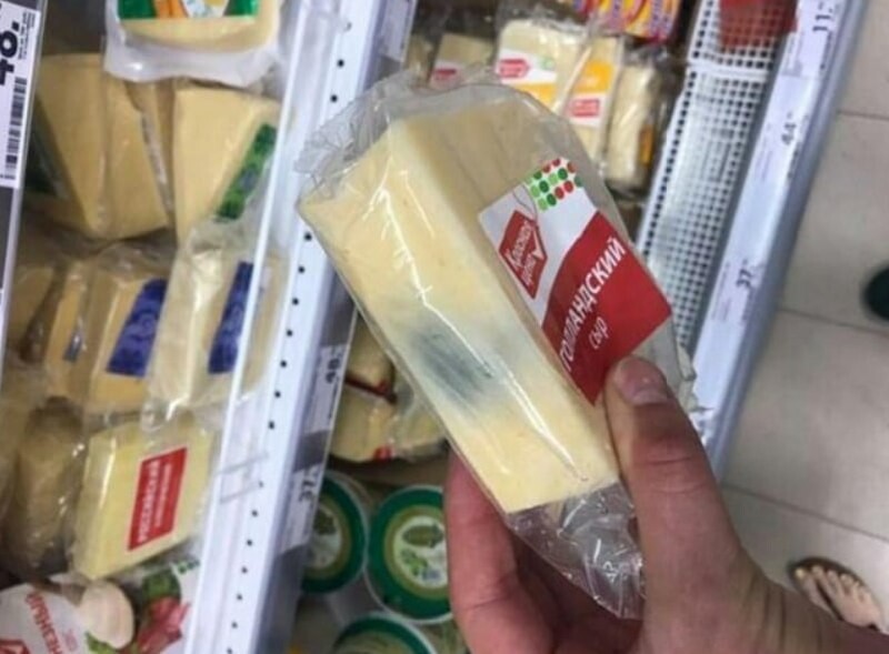 Можно есть просроченный сыр. Испорченные продукты в магазине. Сыры в Пятерочке. Сыр в упаковке в Пятерочке. Испорченный товар в магазине.