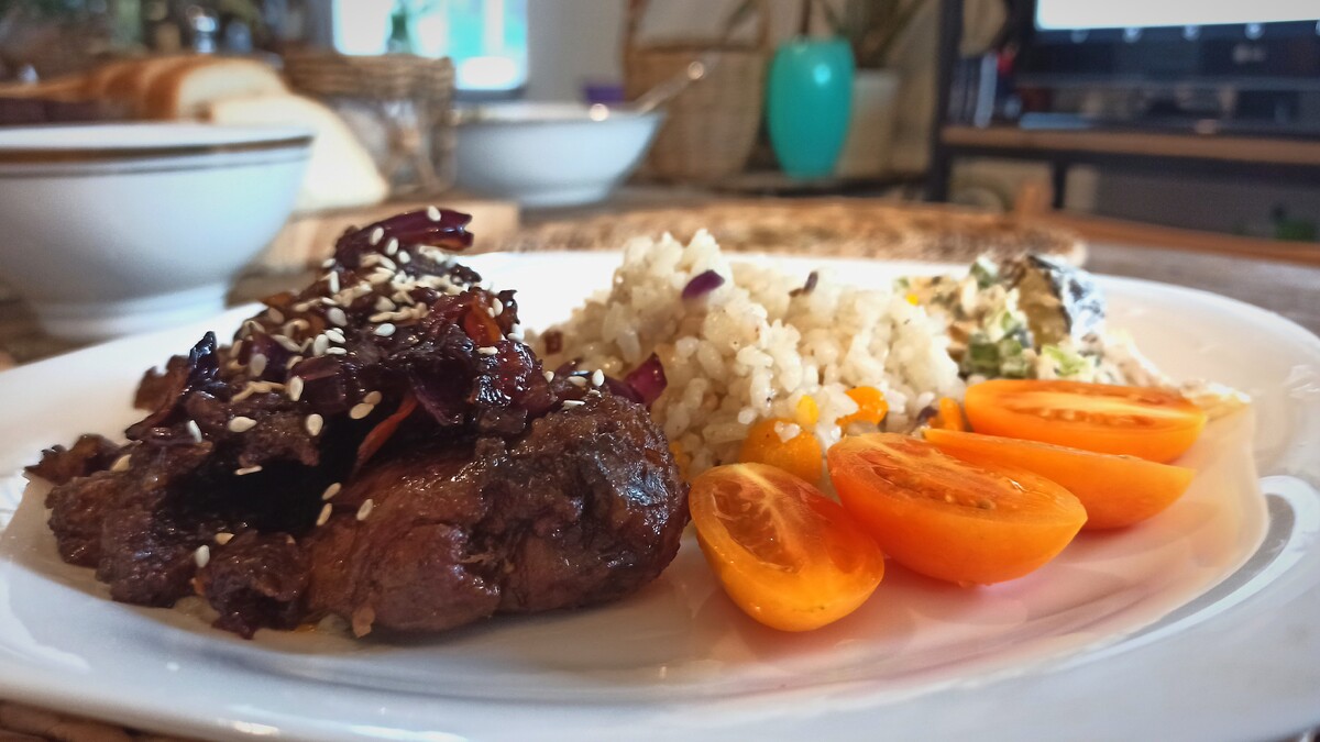 Кошка и собака за столом. Коты за столом. Шутки про обед. Кот за столом с едой. Обед удался.