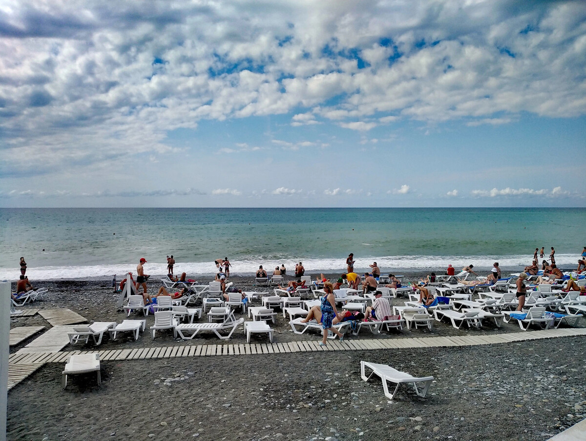 Море в сторону сочи. Сочи море. Сочи пляж. Сочи пляжи шторм. Пляж Октябрьский Сочи.