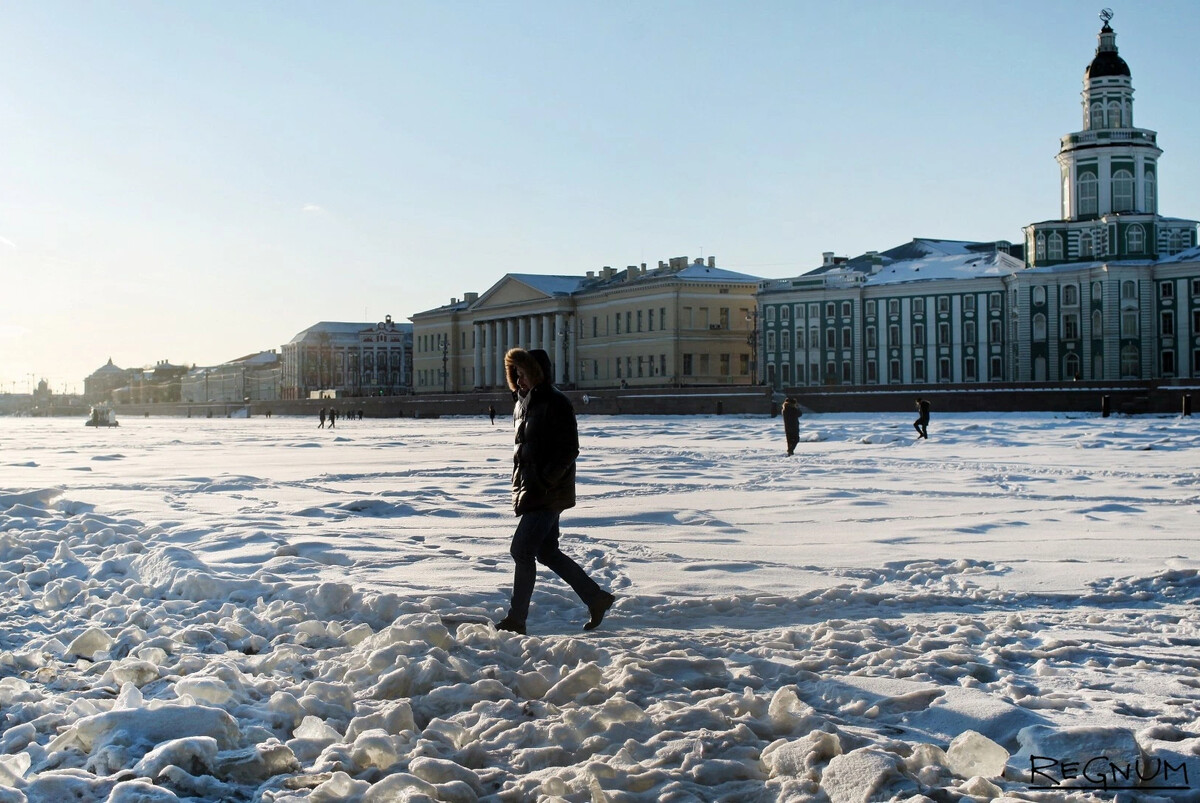 Замерзшая река Нева в Петербурге