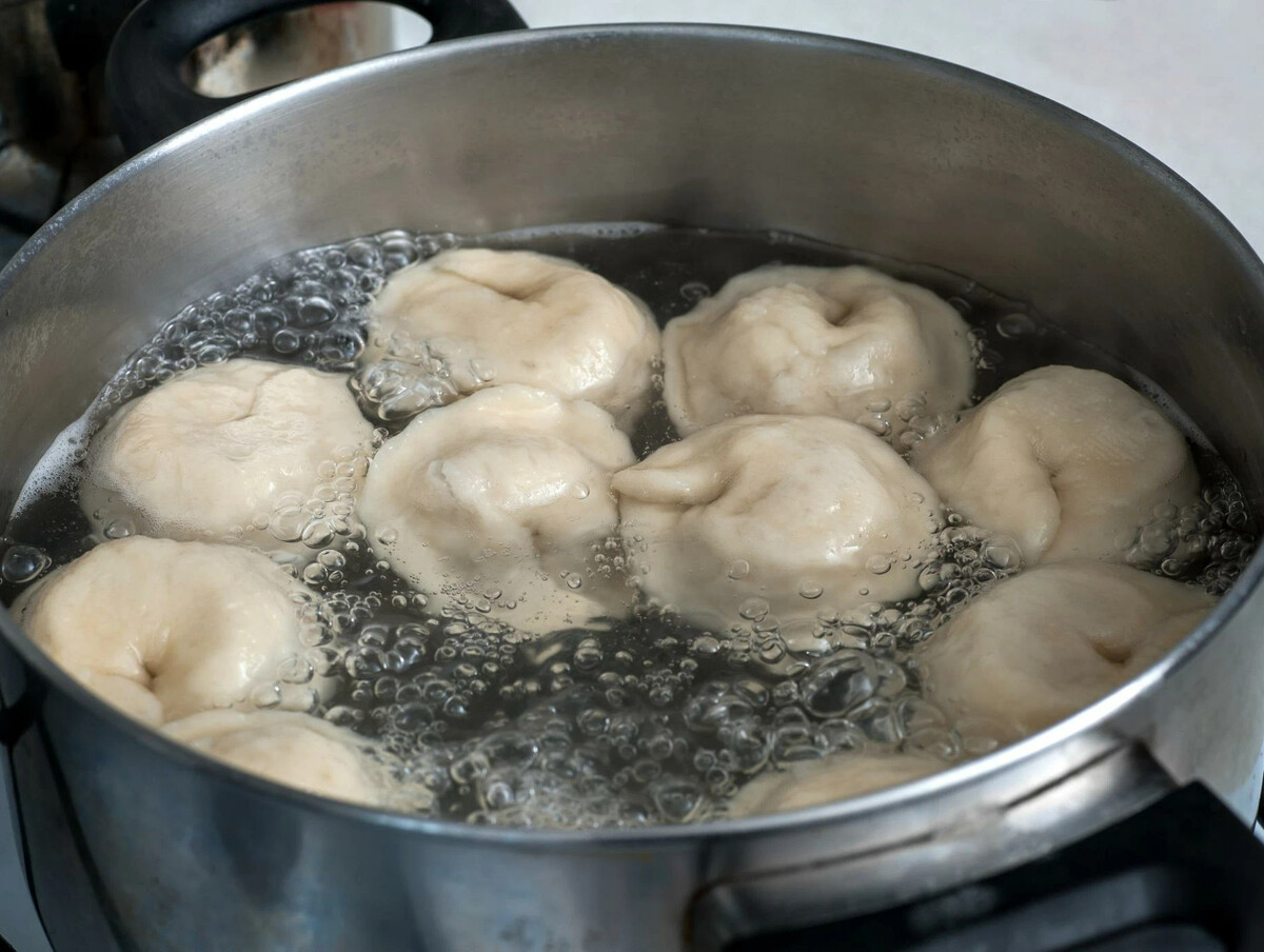 Пельмени в кастрюле. Сколько варить пельмени. Как варить пельмени в кастрюле. Сколько варить пельмени. Варка пельменей.