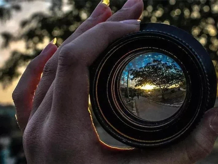 Фокусировка изображения. Мир через объектив. Мир через объектив фотоаппарата. Отражение в объективе. Взгляд через объектив.