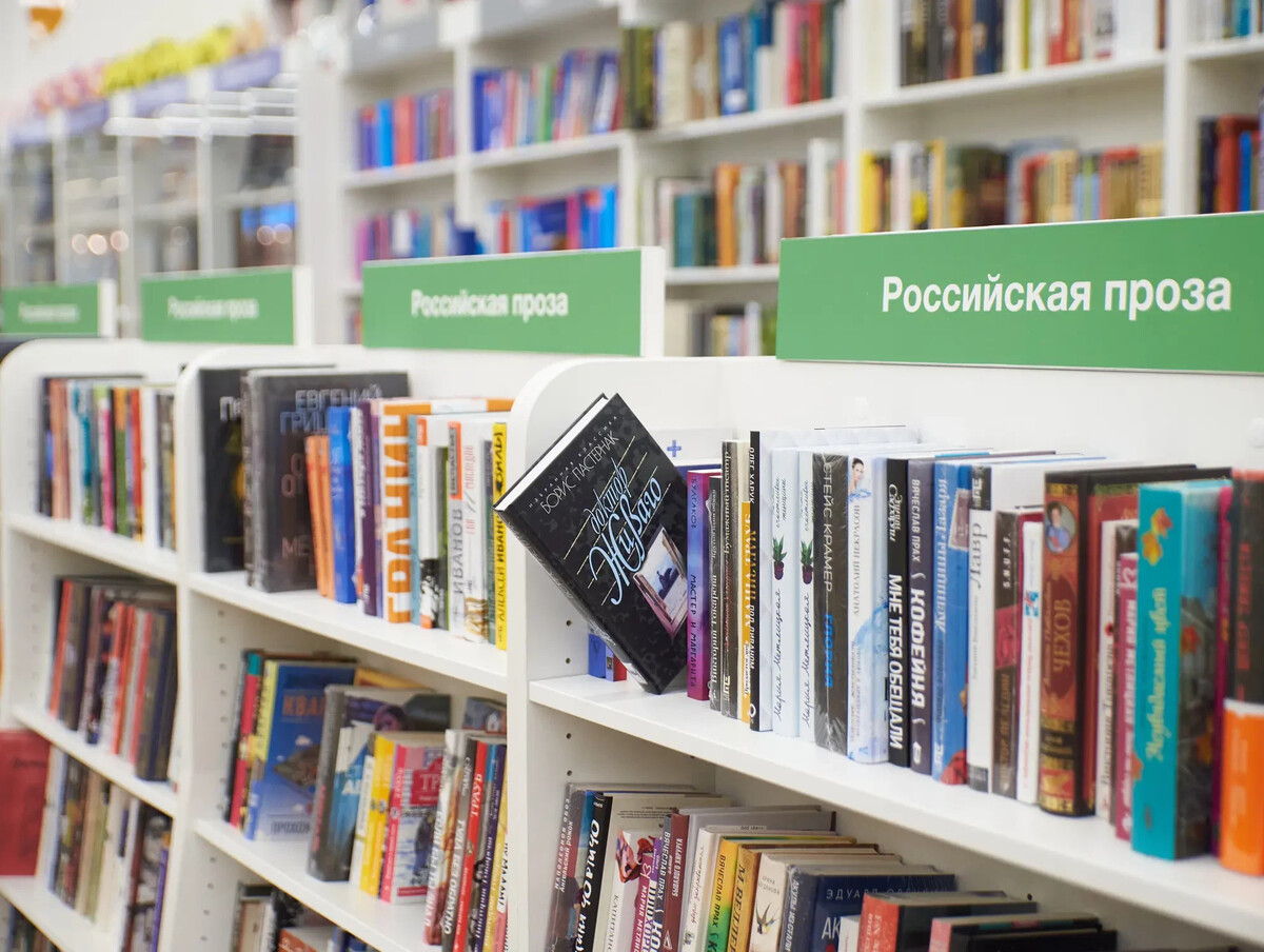 Книжный магазин заказ книг. Книжные полки в магазине. Книжный магазин. Книжный магазин заказ книг. Покупатели в книжном магазине.