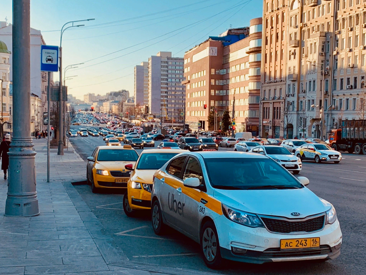 Московское такси. Такси Москва. Стоянка такси. Машина "такси".