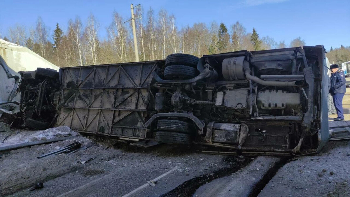 Автобус упал с моста в подмосковье. Волоколамск упал автобус. ДТП С автобусом в Подмосковье.