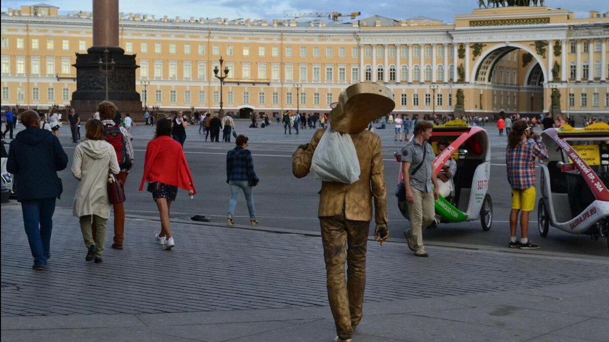 Туристы на Дворцовой площади