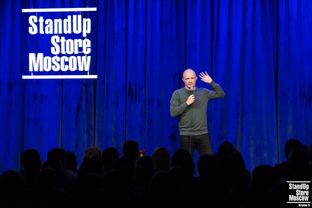 Стендап москва. Илья Швецов открытый микрофон. Standup Store Moscow сцена. Стендап стор. Илья Швецов сценарист.