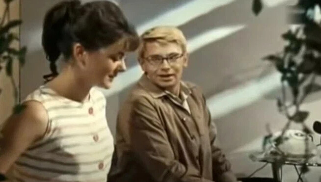 Стихи шурика лиде. Красивая девочка лида стихотворение. Стихи шурика лиде. Шурик и лида готовятся к экзамену. Стихи шурика лиде.