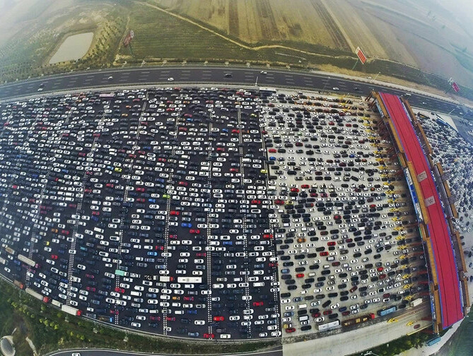 На фотографии одна из самых больших автомобильных пробок в мире, которая образовалась в Китае в 2016 году. Произошло это в октябре на всеобщих выходных в честь дня образования КНР 1 октября.