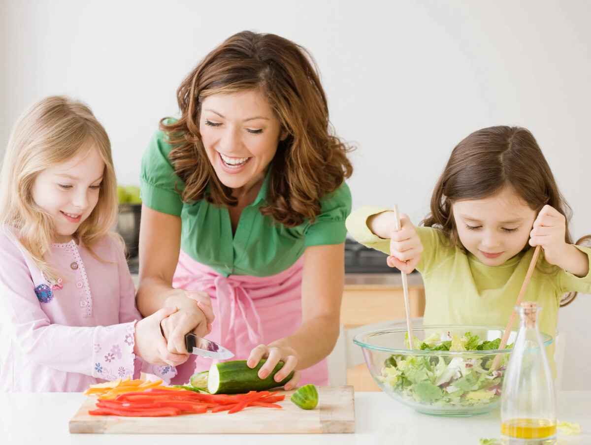 She is making the salad. Дети помогают родителям. Готовка с детьми. Девочка готовит. Ребенок помогает маме готовить.