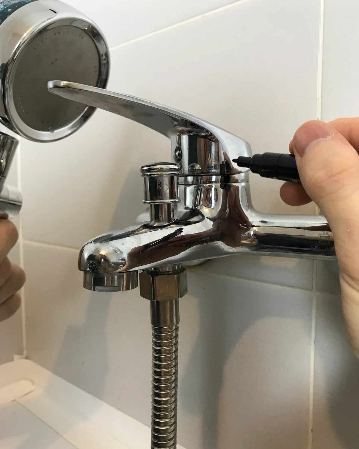 Плохо регулируется температура воды в смесителей ванной. Если смеситель плохо смешивает воду. Сложно отрегулировать воду в смесителе почему. Комфортная температура воды.