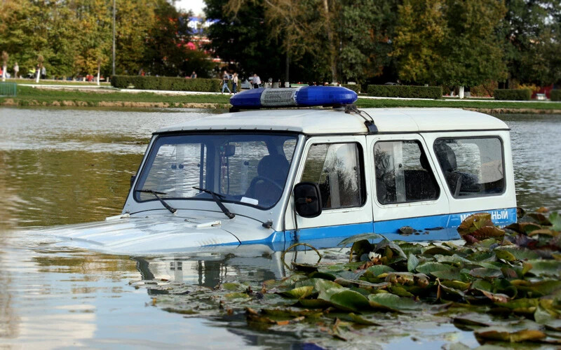 Машина утонула в болоте