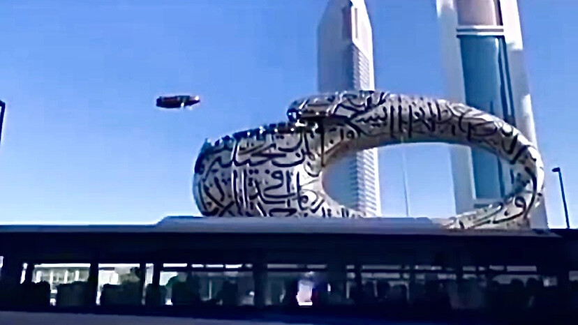 Прилетели из будущего. Девушка в скафандре. Прилетели из будущего. Гигантский космический корабль. Исследователи космоса.