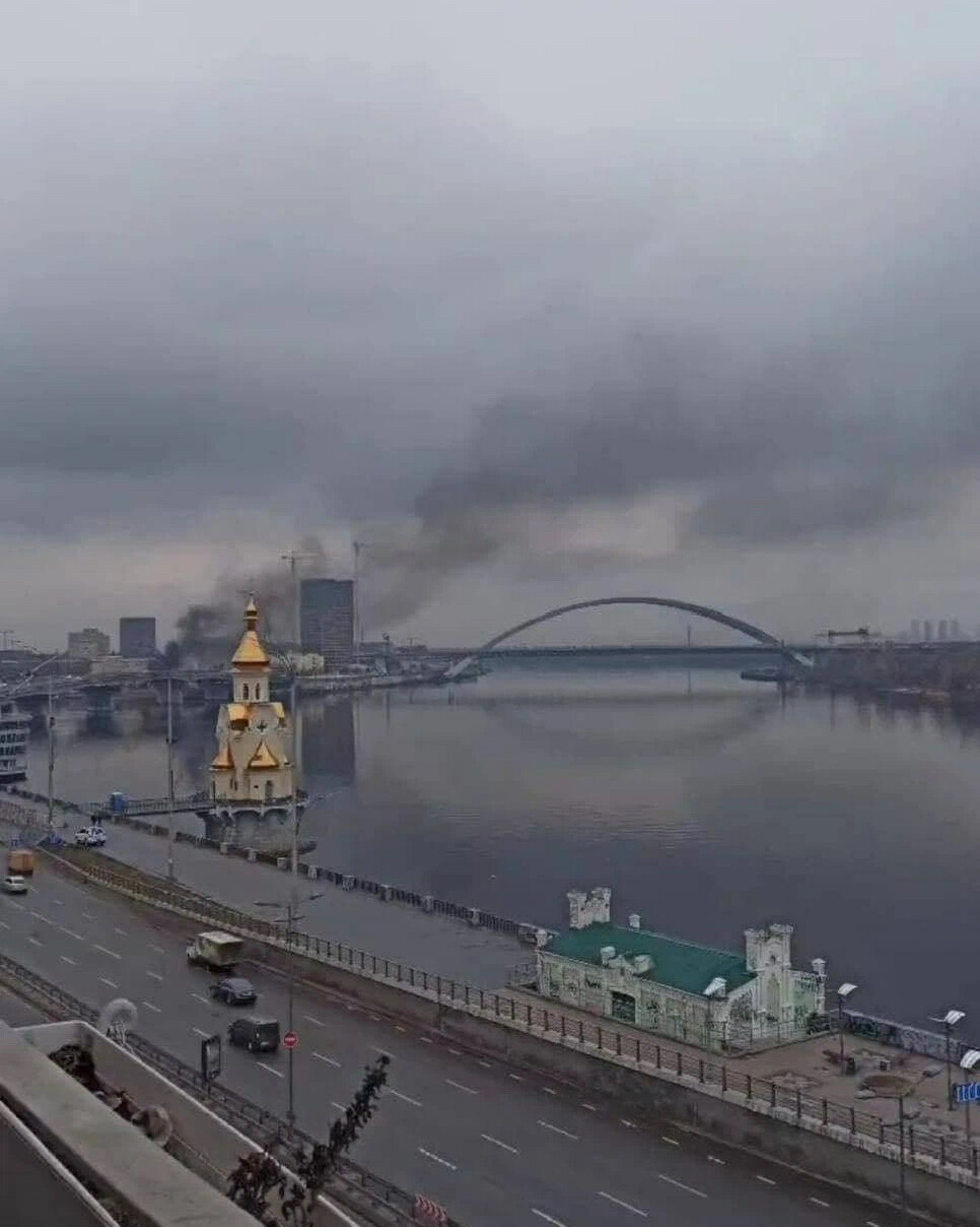 Киев до войны 2022. Киев многоэтажки. Что происходит в городе киеве. Здание горит. Киев сейчас.