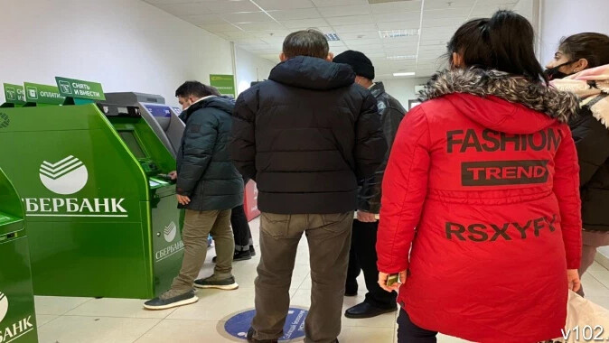 В банках волгограда на сегодня. Ажиотаж в банках. Очередь в Банкомат Сбербанка. Ажиотаж в Сбербанке. Очередь в Сбербанке фото.