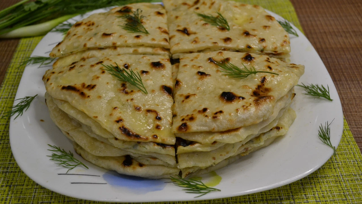 Пироги с адыгейским сыром и зеленью на сковороде