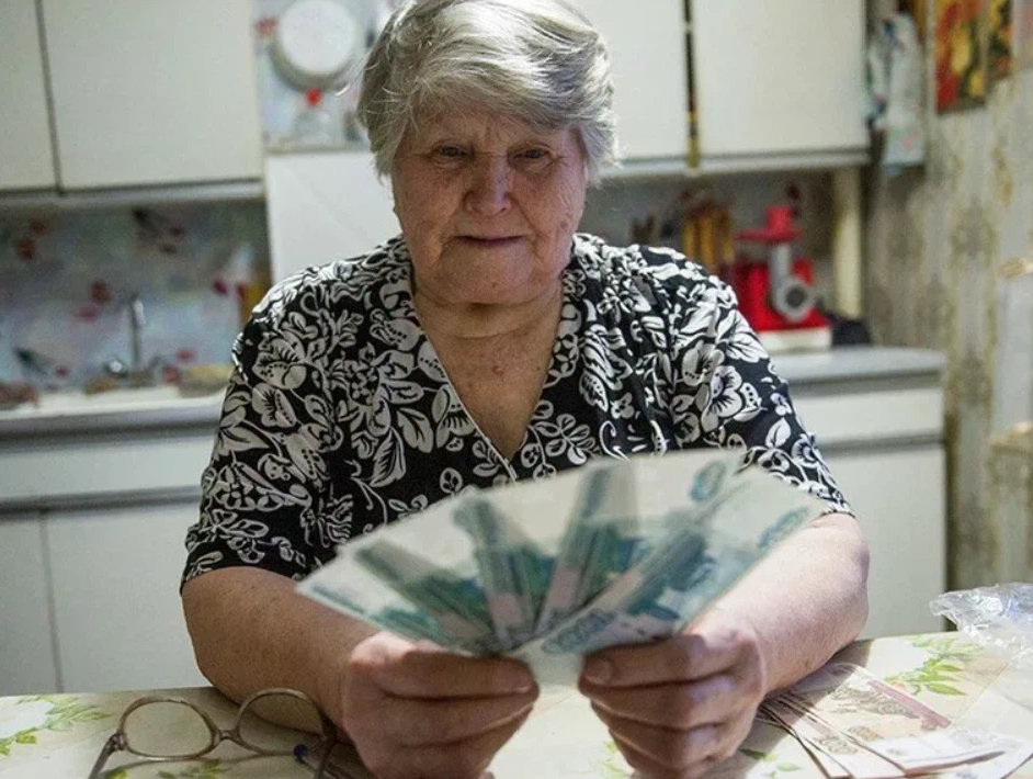 Выплаты пенсионерам 21. Бабушка с деньгами. Выплаты пенсионерам. Русские пенсионеры. Пенсионер с деньгами.