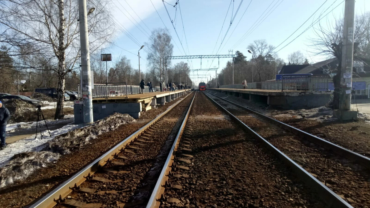 Погода в загорянском. Станция Загорянская. Народ на станции Железнодорожная.