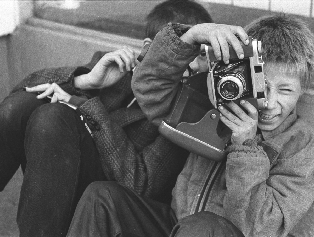 детям дали камеру