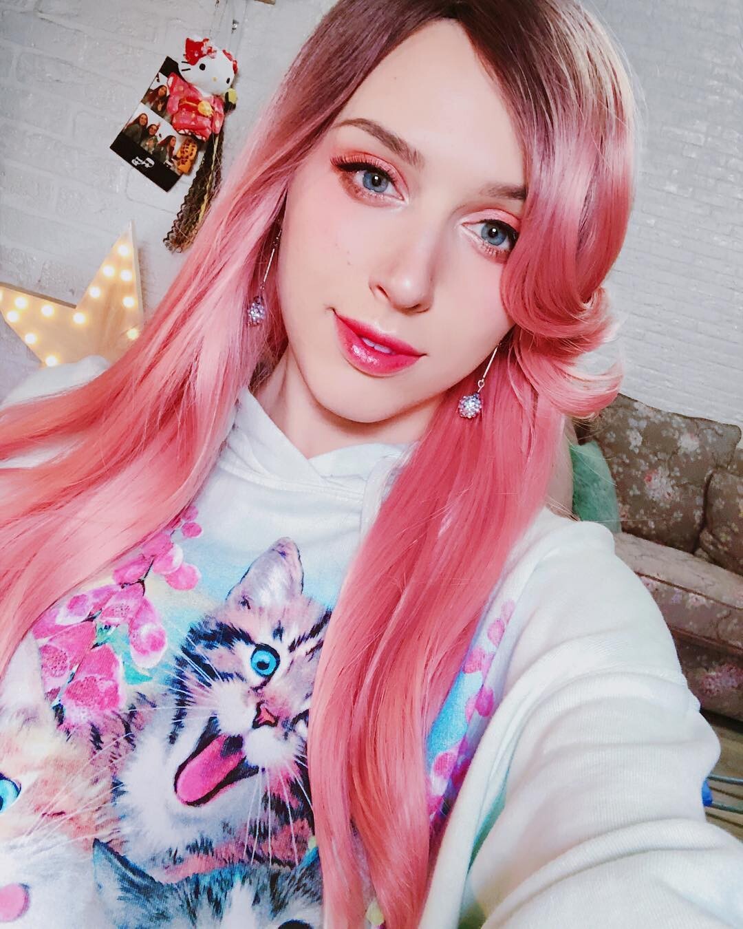 Блоггер с розовыми волосами
