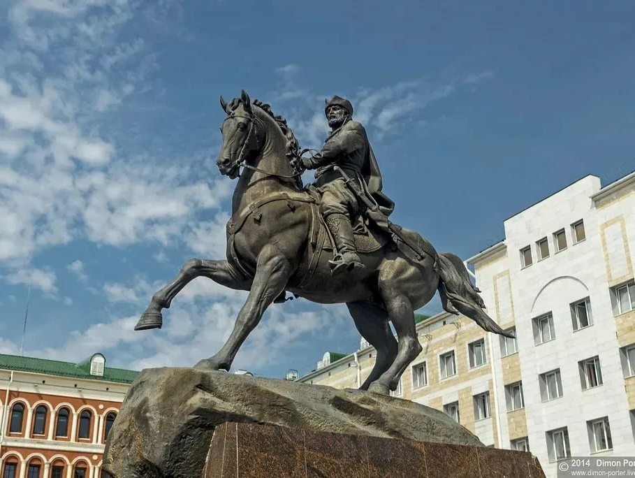 Памятники на коне в москве