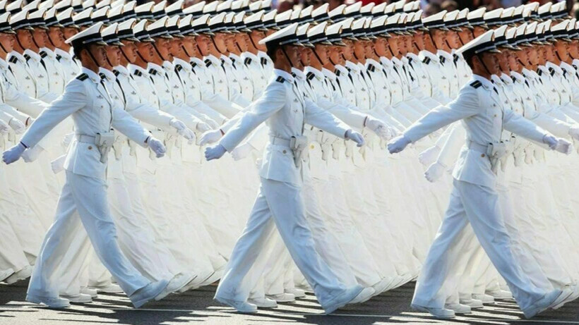 Китайские военнослужащие на парадах просто поражают зрителей своей синхронностью, о которой могут мечтать даже олимпийские чемпионы.