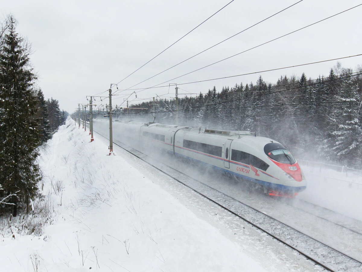 Зима speed. Сапсан Москва Санкт-Петербург зима. Пассажирский поезд Сапсан. Сапсан поезд. Железная дорога РЖД Сапсан.