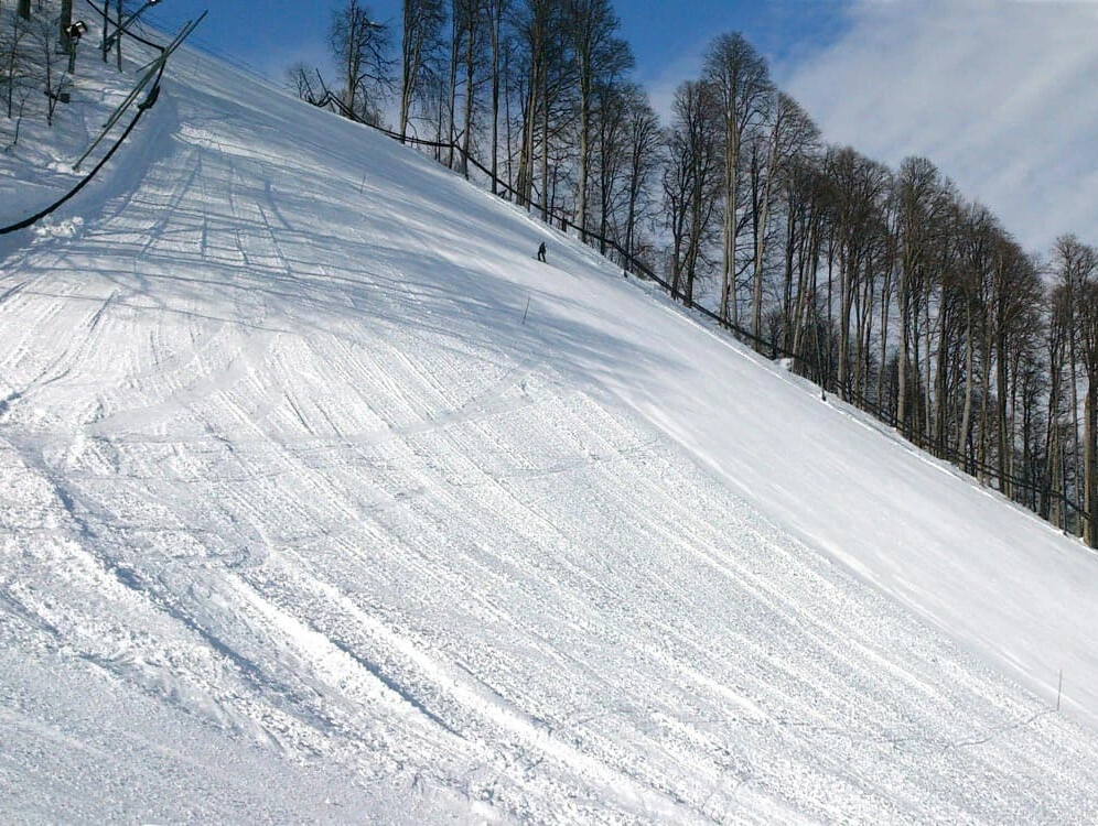 Лыжная трасса высокая гора