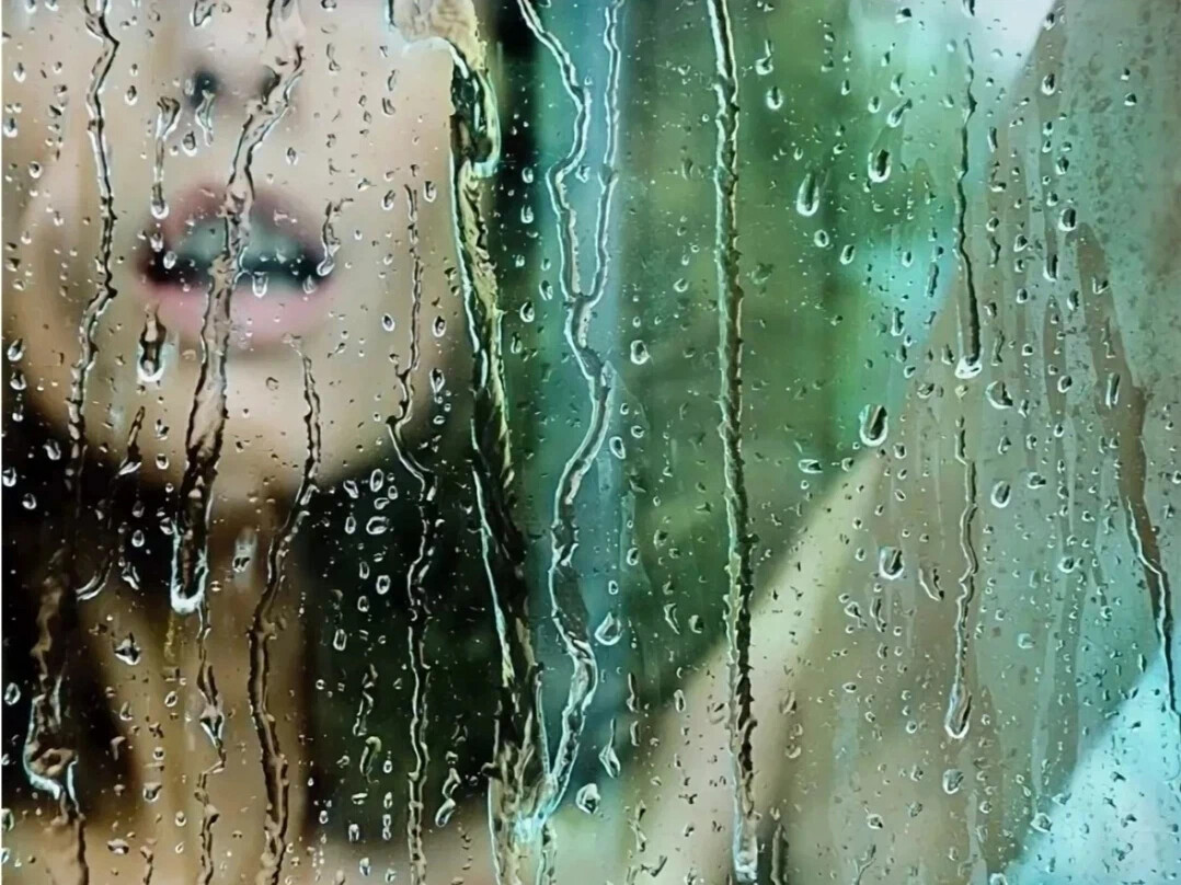 Она душе дожди. Капли на стекле. Фотосессия с мокрым стеклом. Дождь на стекле. Дождь за окном.