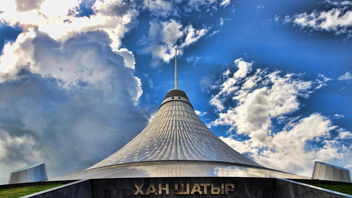 Хан Шатыр ночью