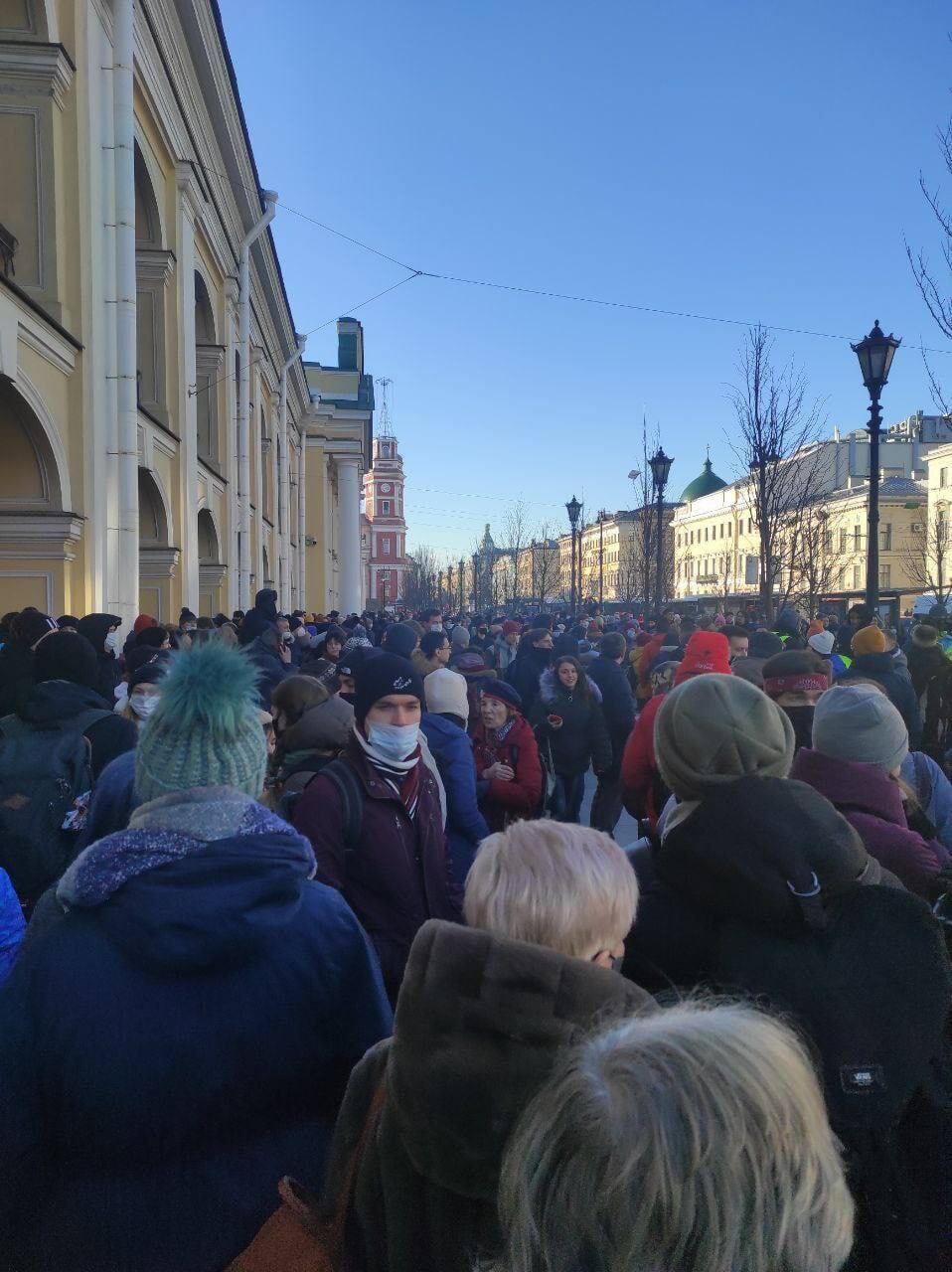 Митинги москва 27. Митинги СПБ Гостиный двор Санкт-Петербург. Митинг в Санкт Петербурге. Митинг в СПБ на Гостином дворе. Митинг вчера в Санкт Петербурге.