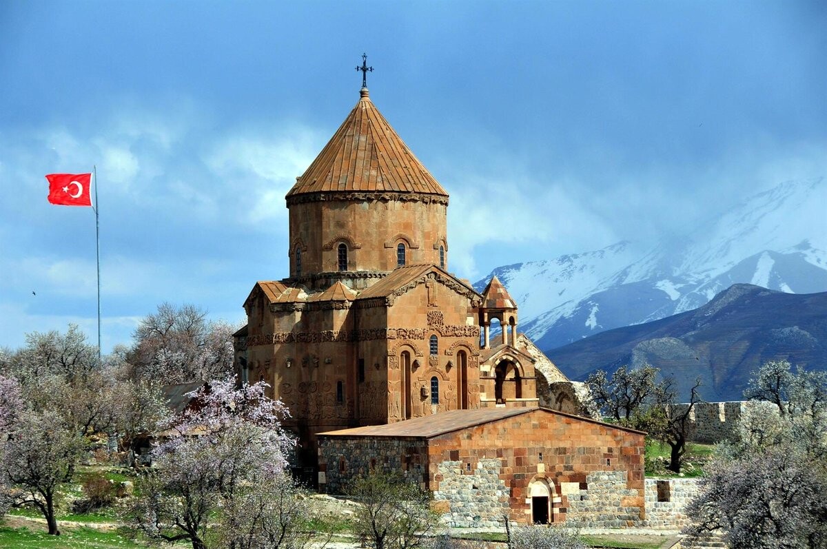 Храм Ахтамар в Армении