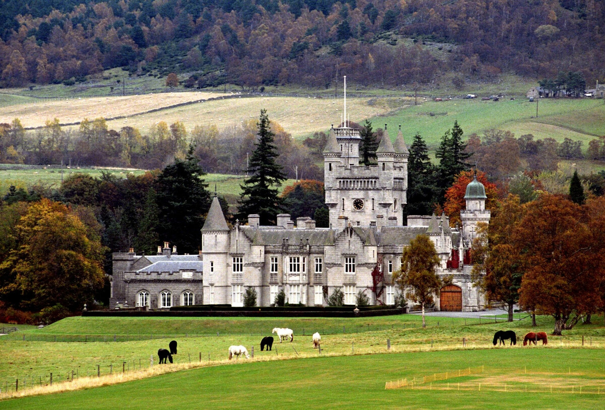 Королевские владения. Замок королевы Англии Балморал. Балморал замок в Шотландии. Замок королевы Елизаветы в Шотландии Балморал.