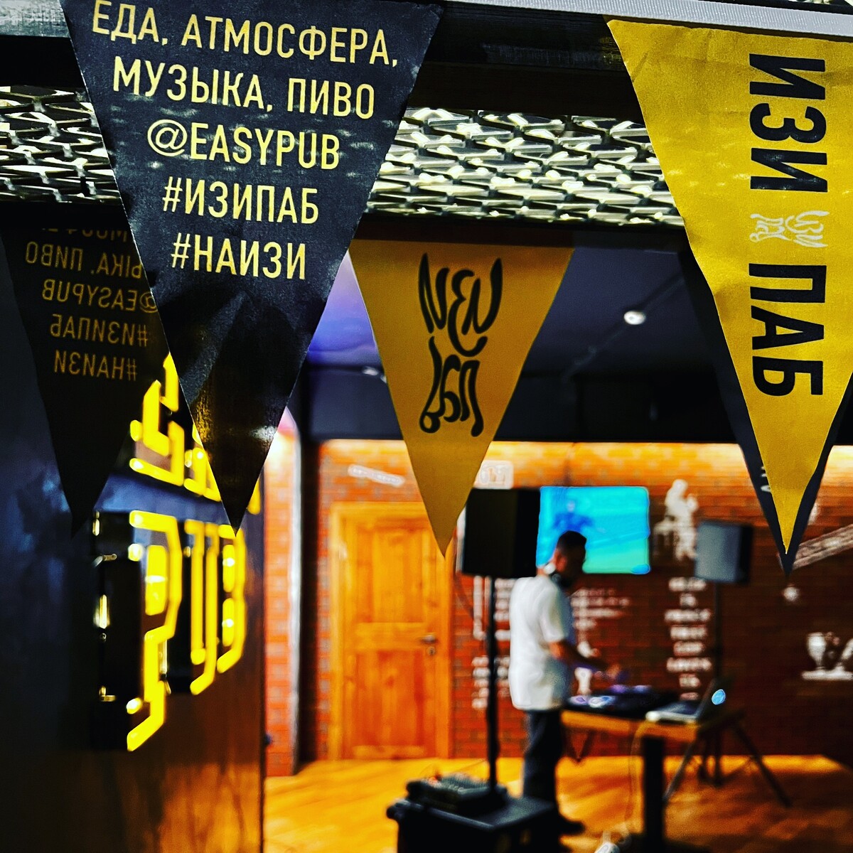 Стендап самвел гиновян жена. Изи паб стендап. Никита дубровский стендап фото. Изи паб подольск. Изи паб отрадное.