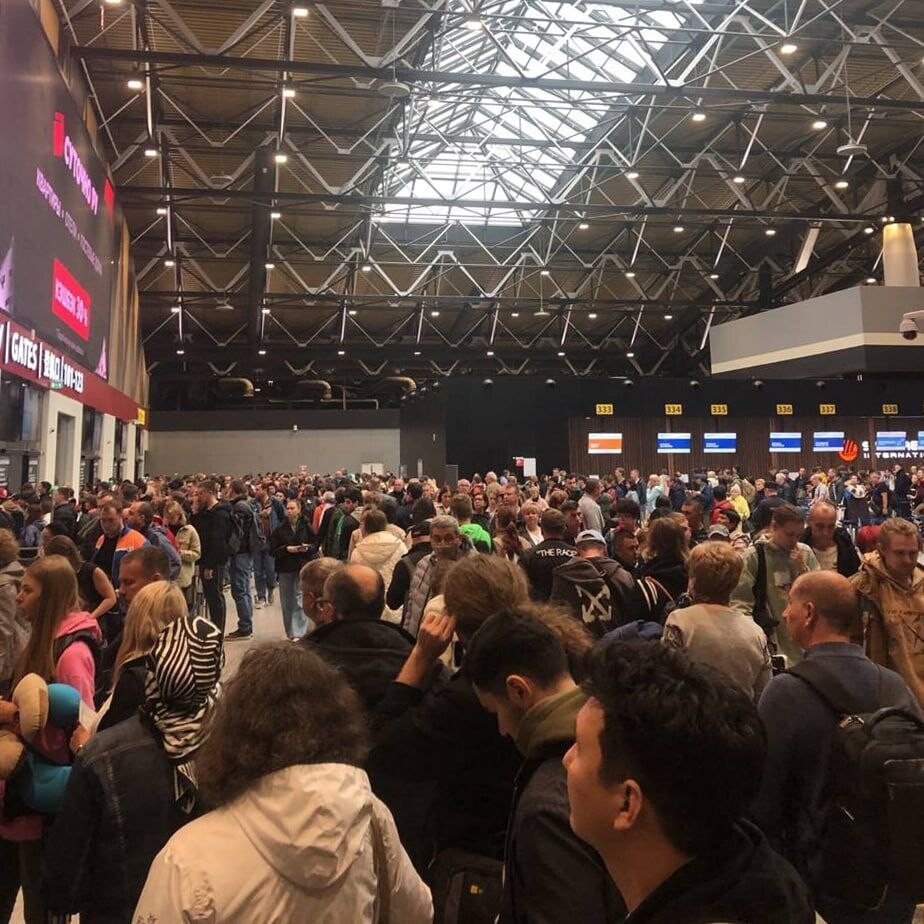 аэропорт домодедово народ. ситуация в аэропортах. сбойная ситуация в аэропорту. очередь в аэропорту россия. досмотр в аэропорту сша.