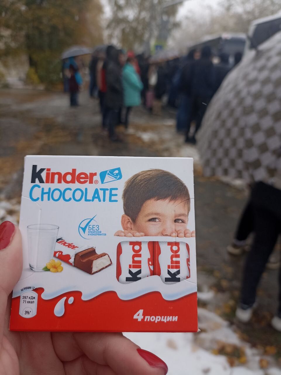 мужчина оборачивается. мужчина не хочет поцеловать девушку. сайпись это что значит. попросил поцеловать. цитаты про поцелуй.