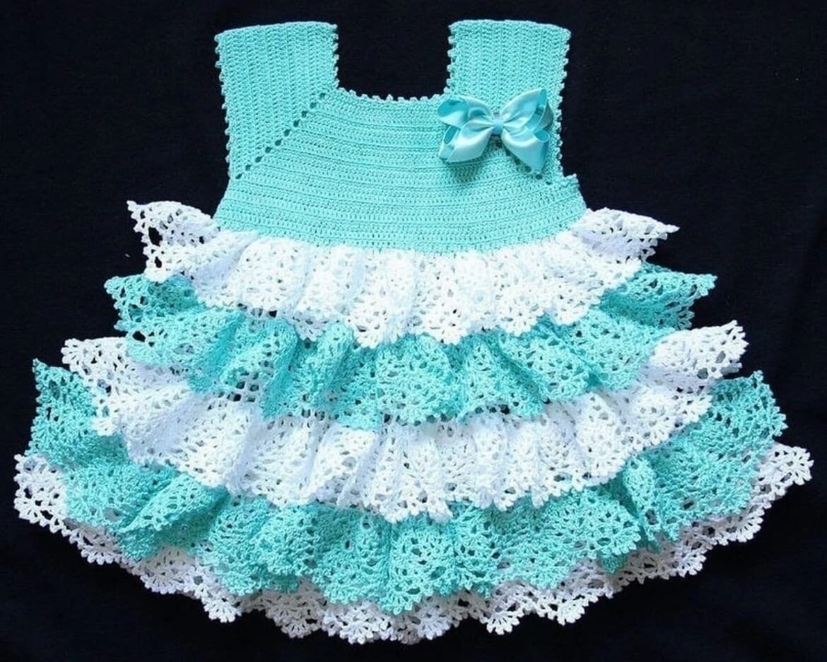Платье крючком на 3 года. Детское вязаное платье. Платье крючком для девочки. Красивые вязаные платья для девочек. Красивое платье для девочки крючком.