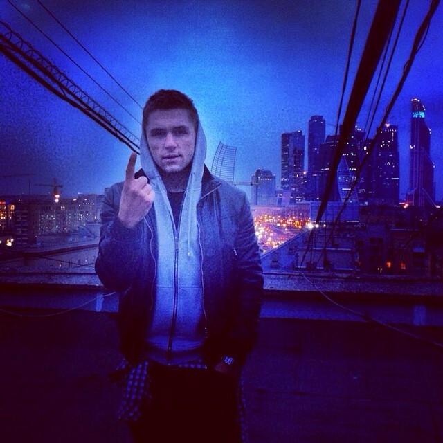 Новая песня город. Картинка примера новой песни. Новая песня город. Поколение брат. Текст песни замела метелица.