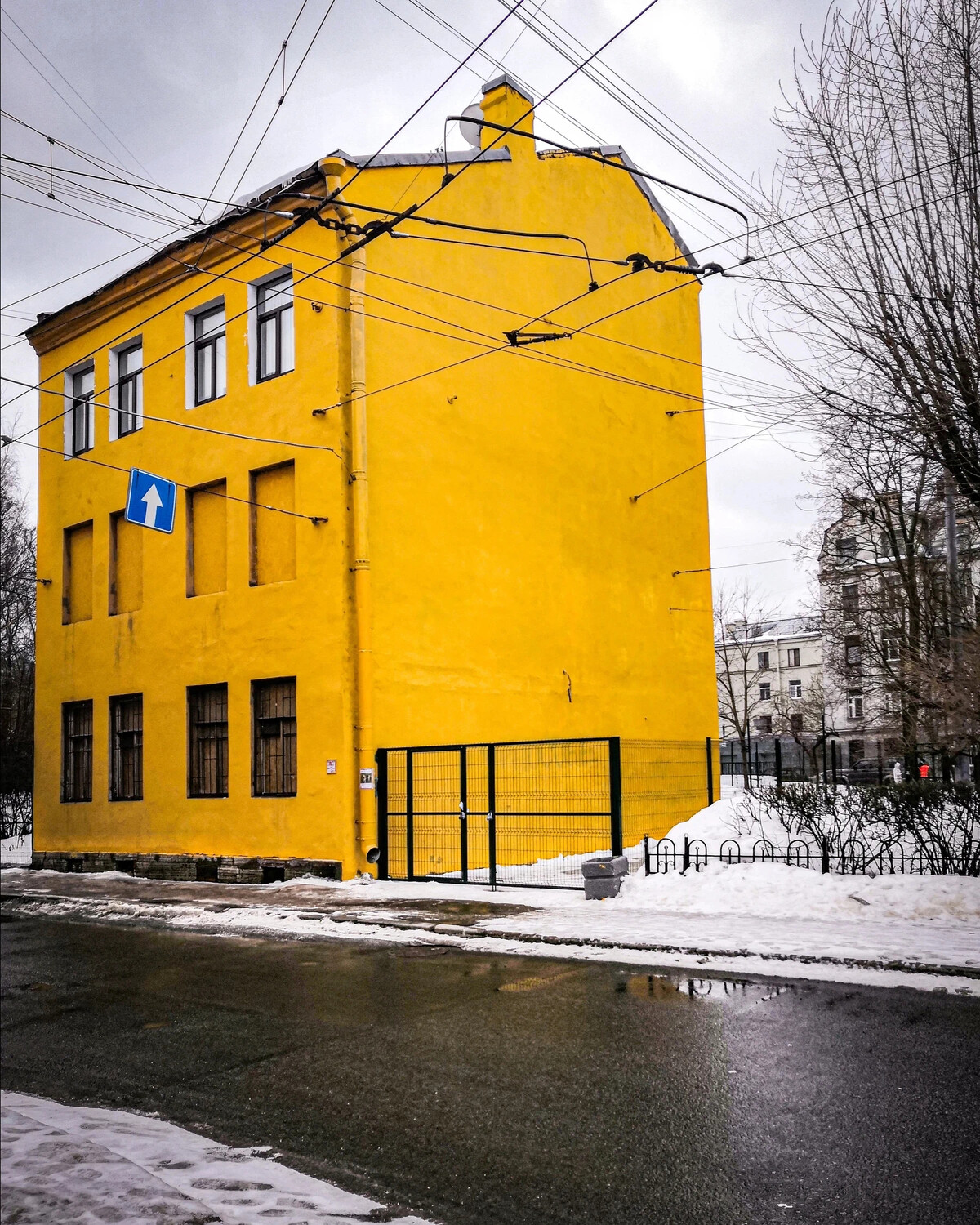 Большой глухой дом. Дом глухих. Дом с глухим фасадом. Питер глухие стены. Дом с глухой стеной.