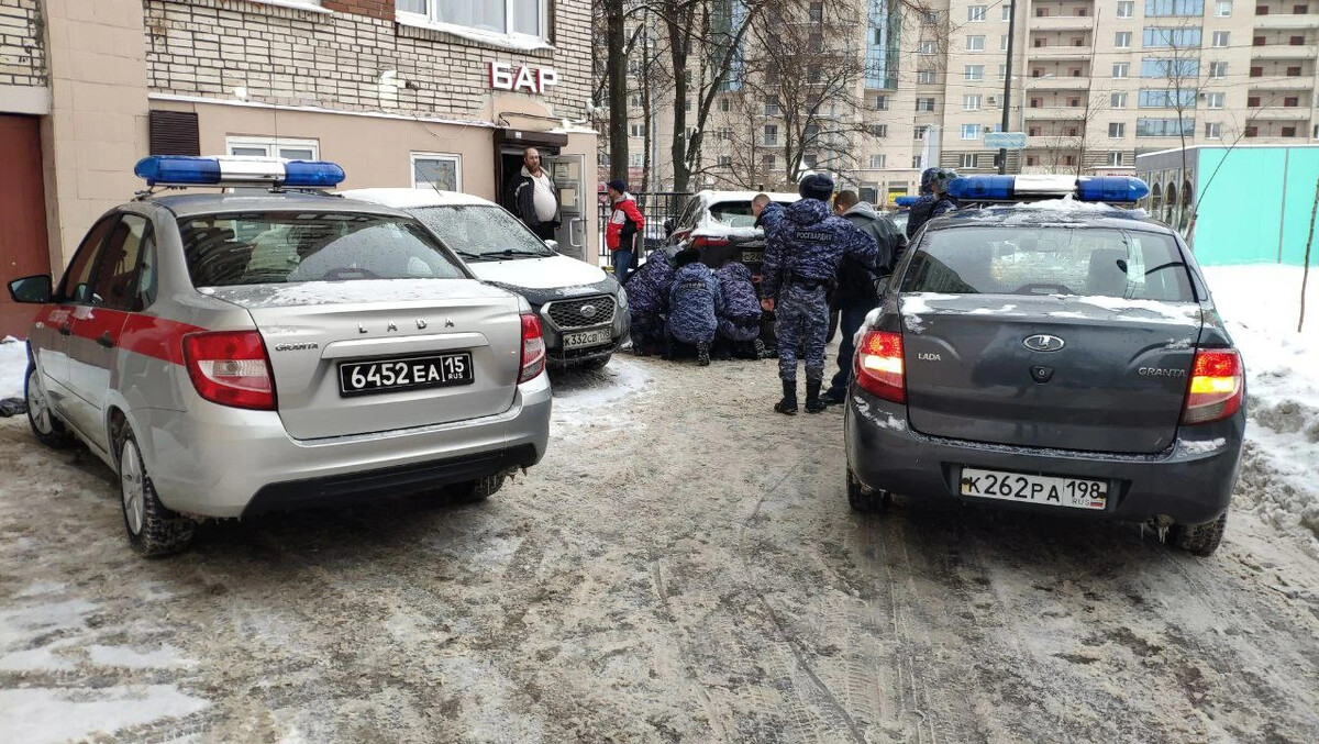 Наконец полиция явилась в артистичную комнату