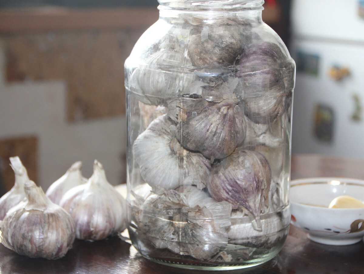 Чеснок в банках. Хранение чеснока в стеклянных банках. Хранение чеснока в банке. Урожай чеснока. Хранение чеснока в банке.
