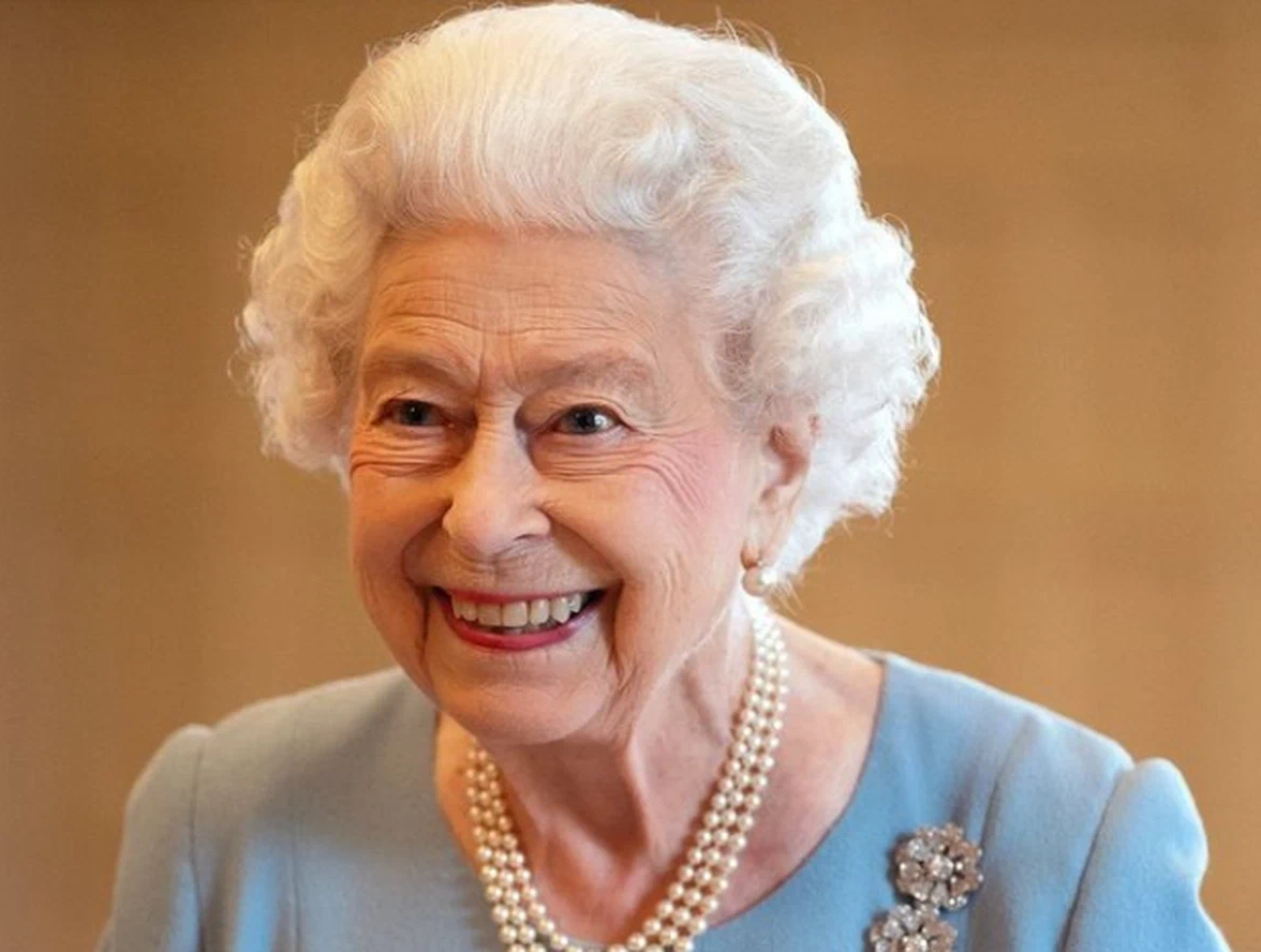 Символ британской королевской семьи, Елизавета II, радует глаз фанатов своим изумительным купальником